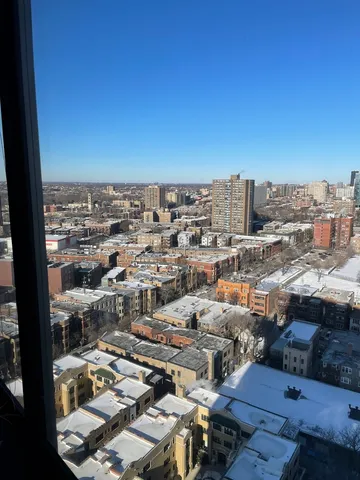 $199,900 | 3930 North Pine Grove Avenue, Unit 2405, Chicago, IL 60613