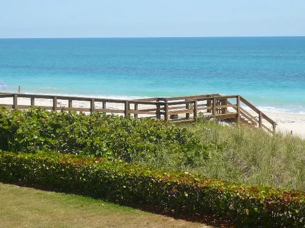 $4,000 | 2700 Ocean Drive, Unit 208, Vero Beach, FL 32963