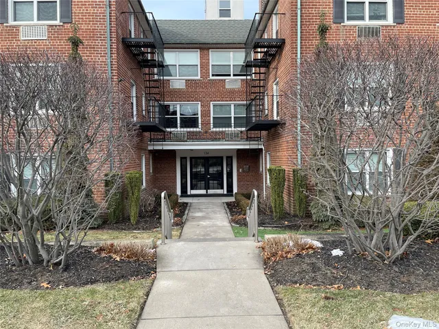 $2,000 | 124 South Park Avenue, Unit 1Q, Rockville Centre, NY 11570