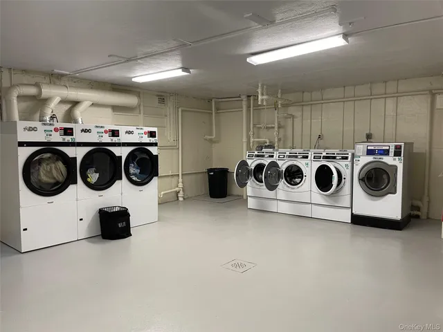 $2,000 | 124 South Park Avenue, Unit 1Q, Rockville Centre, NY 11570