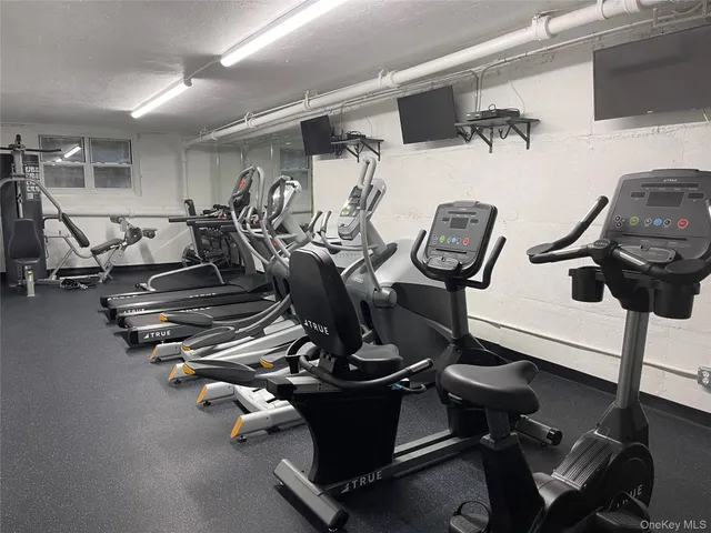 $2,000 | 124 South Park Avenue, Unit 1Q, Rockville Centre, NY 11570