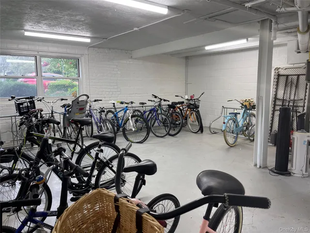 $2,000 | 124 South Park Avenue, Unit 1Q, Rockville Centre, NY 11570