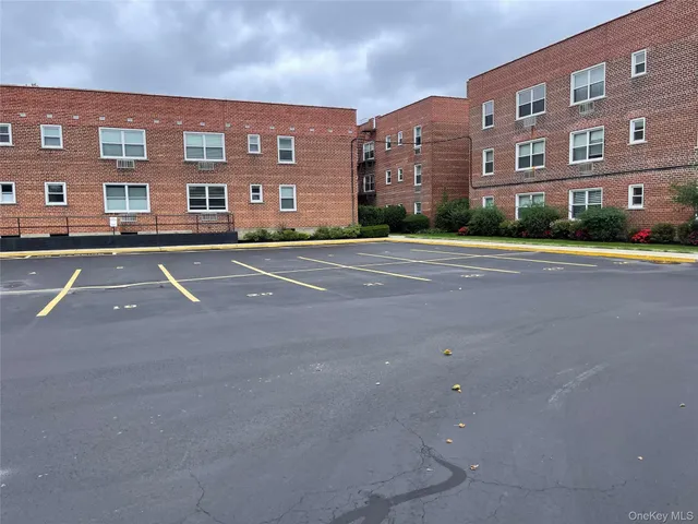 $2,000 | 124 South Park Avenue, Unit 1Q, Rockville Centre, NY 11570