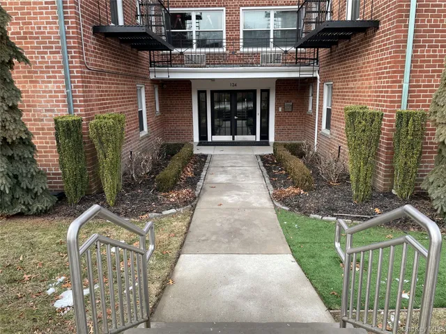 $2,000 | 124 South Park Avenue, Unit 1Q, Rockville Centre, NY 11570
