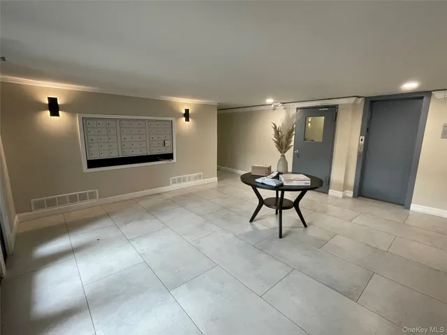 $2,000 | 124 South Park Avenue, Unit 1Q, Rockville Centre, NY 11570