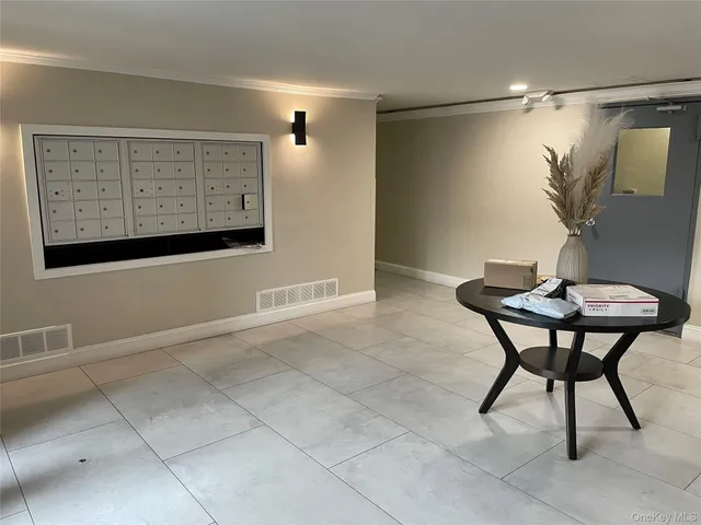 $2,000 | 124 South Park Avenue, Unit 1Q, Rockville Centre, NY 11570