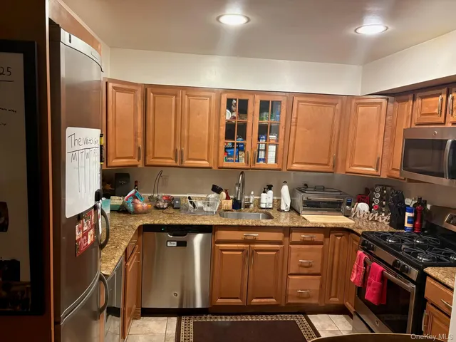 $2,000 | 124 South Park Avenue, Unit 1Q, Rockville Centre, NY 11570