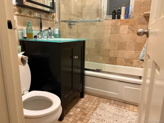 $2,000 | 124 South Park Avenue, Unit 1Q, Rockville Centre, NY 11570