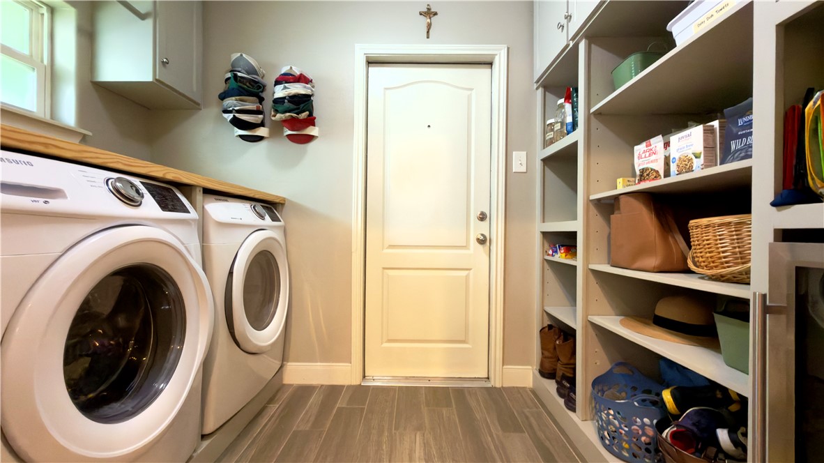 638 Moray Place Corpus Christi, TX 78411 - Photo 15 of 34 Mudroom