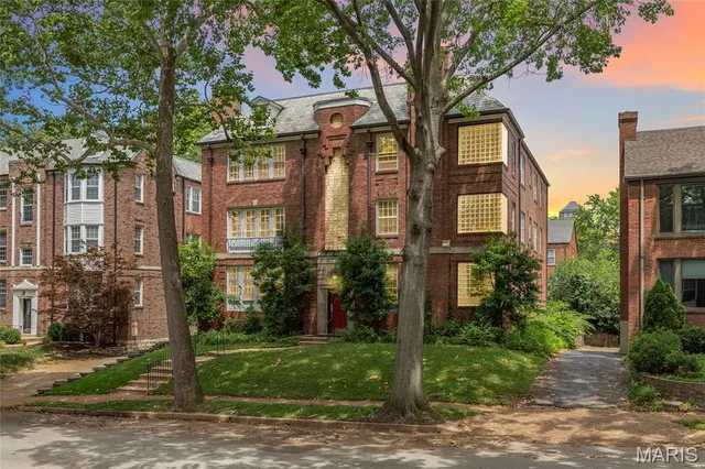 $349,900 | 7539 Oxford Drive, Unit 2W, Clayton, MO 63105