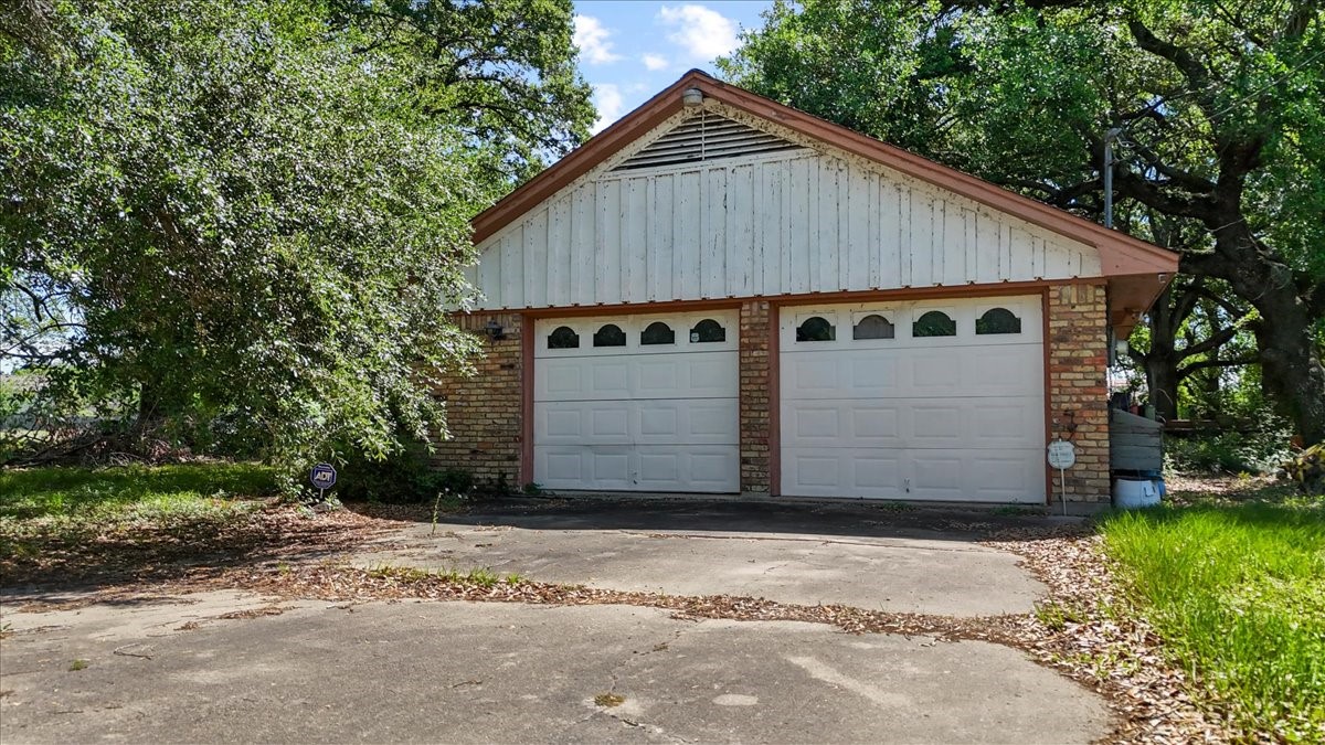 718 Staffordshire Road Stafford, TX 77477 - Photo 4 of 13 Garage