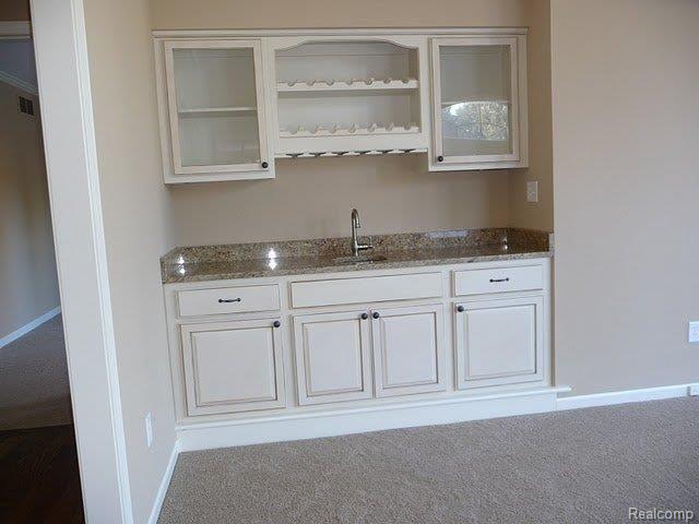 32 Oakbridge Drive Rochester, MI 48306 - Photo 10 of 22 Built In Wet Bar Area in Great R