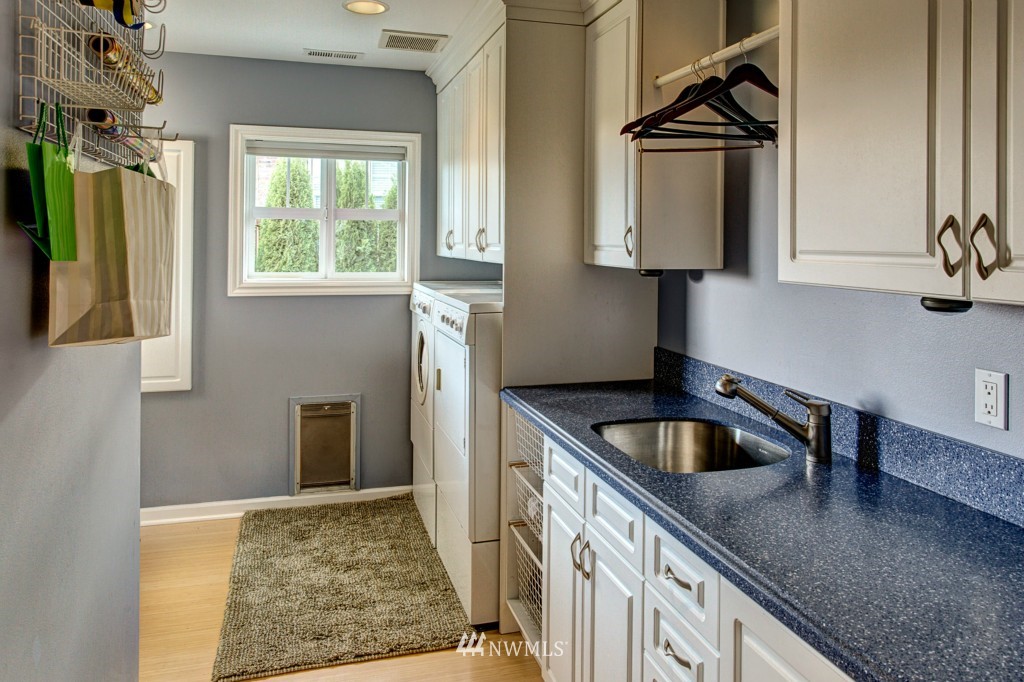 9821 Hilltop Road Bellevue, WA 98004 - Photo 14 of 25 Gallery Image 14