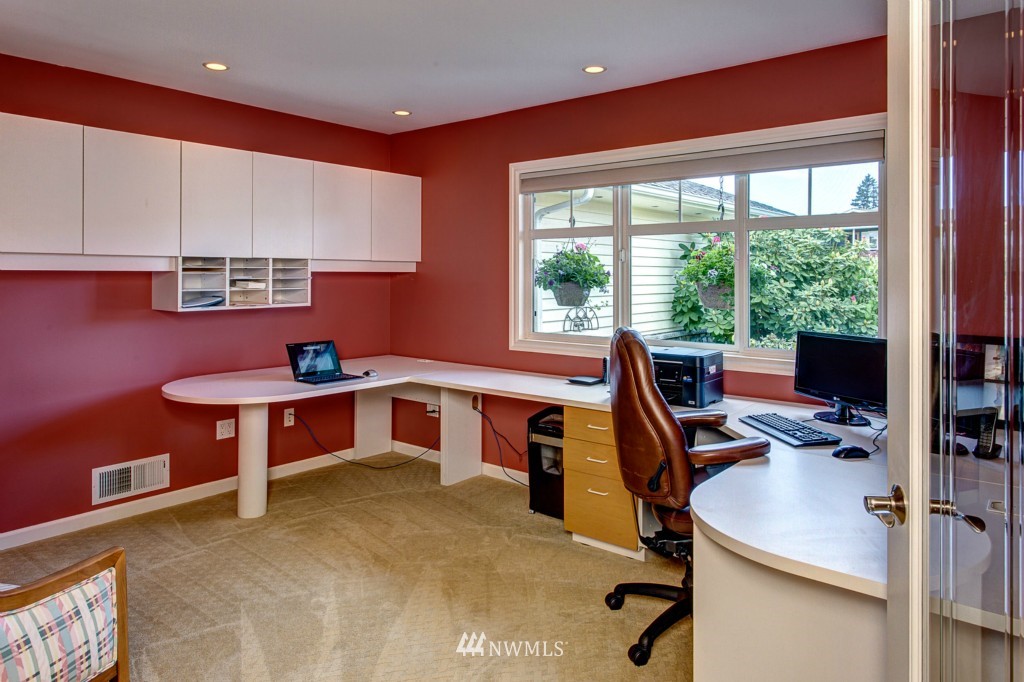 9821 Hilltop Road Bellevue, WA 98004 - Photo 15 of 25 Gallery Image 15