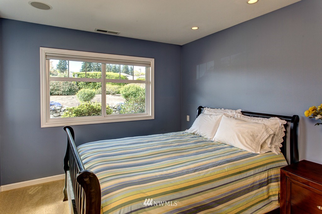 9821 Hilltop Road Bellevue, WA 98004 - Photo 16 of 25 Gallery Image 16