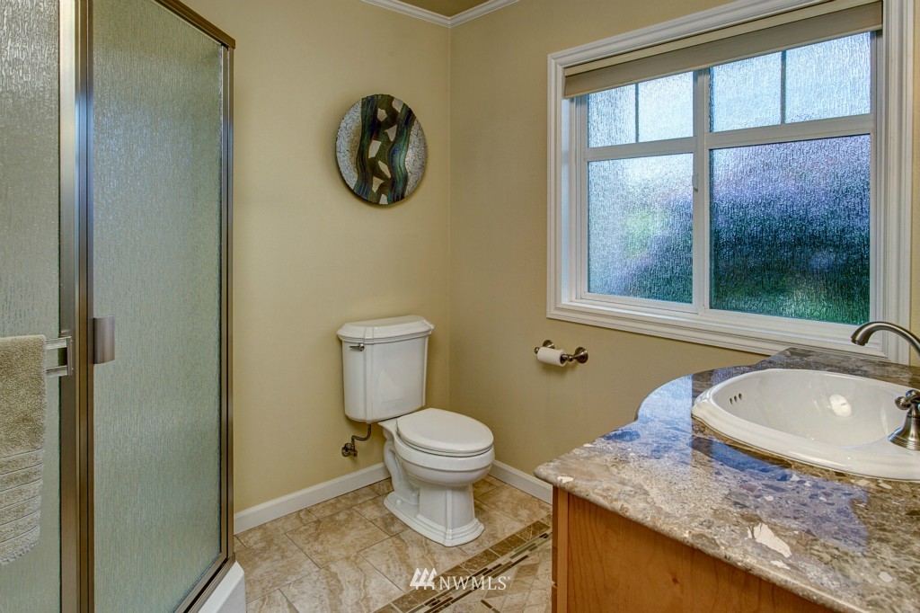 9821 Hilltop Road Bellevue, WA 98004 - Photo 17 of 25 Gallery Image 17