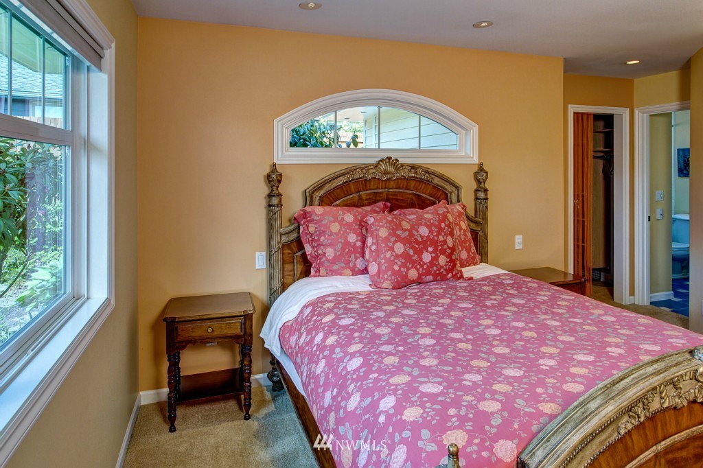 9821 Hilltop Road Bellevue, WA 98004 - Photo 18 of 25 Gallery Image 18
