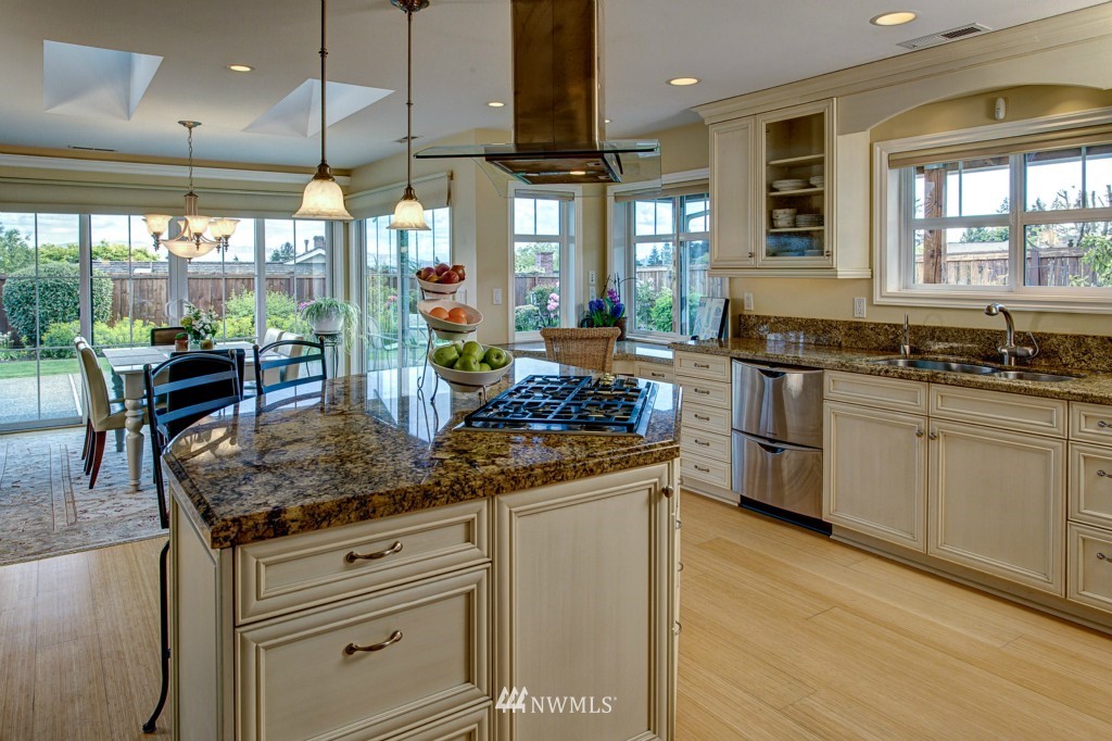 9821 Hilltop Road Bellevue, WA 98004 - Photo 8 of 25 Gallery Image 8