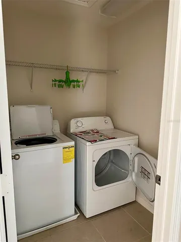 a view of a back yard