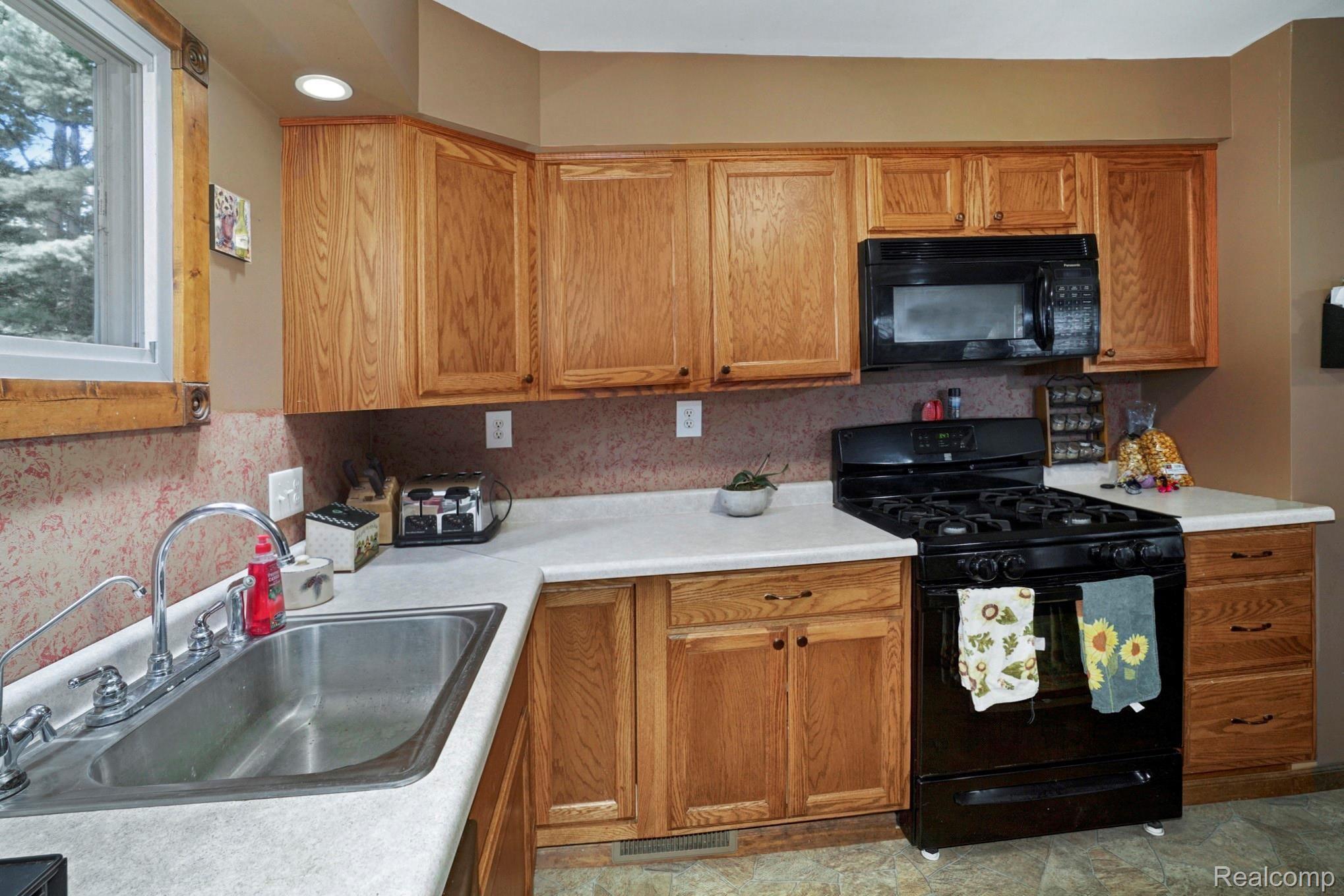 1104 Woodworth Road Jackson, MI 49202 - Photo 7 of 19 DSC01704_5.jpg