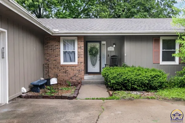 $325,000 | 2921 Southwest Lincolnshire Road, Topeka, KS 66614