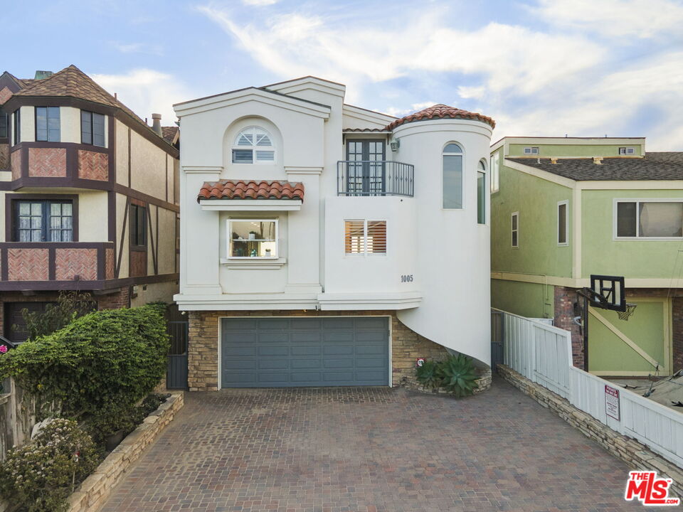 1005 Ocean Drive Oxnard, CA 93035 - Photo 51 of 56 a front view of a house with a yard