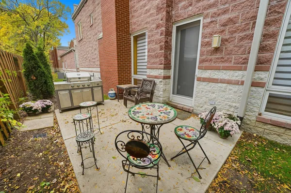 $724,900 | 15 Manchester Lane, Elmhurst, IL 60126
