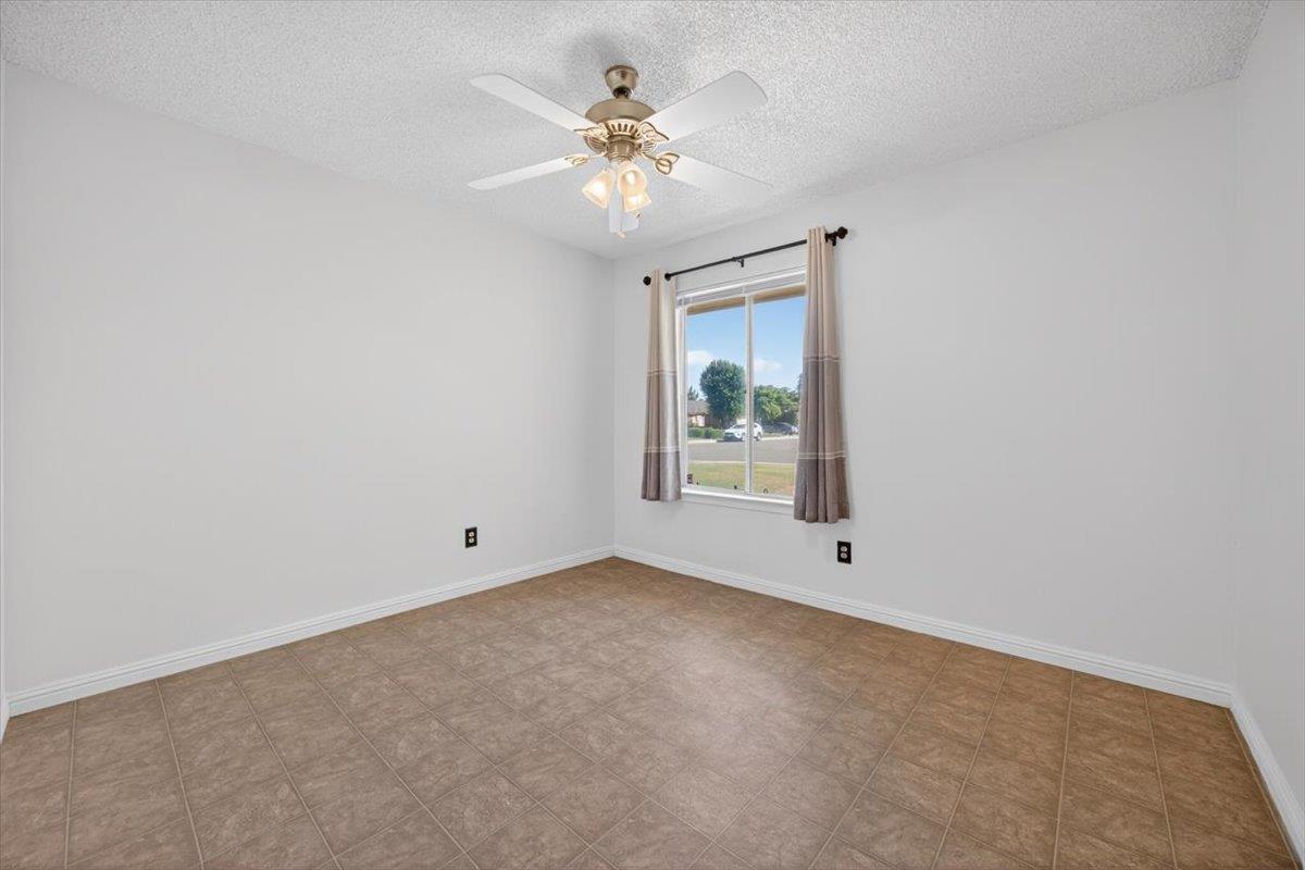 5286 West Richert Avenue Fresno, CA 93722 - Photo 22 of 42
