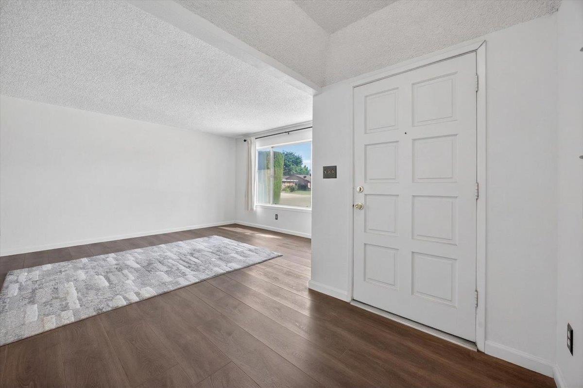 5286 West Richert Avenue Fresno, CA 93722 - Photo 5 of 42