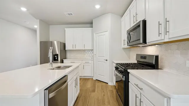 $2,400 | 821 Sunflower Road, Lavon, TX 75166