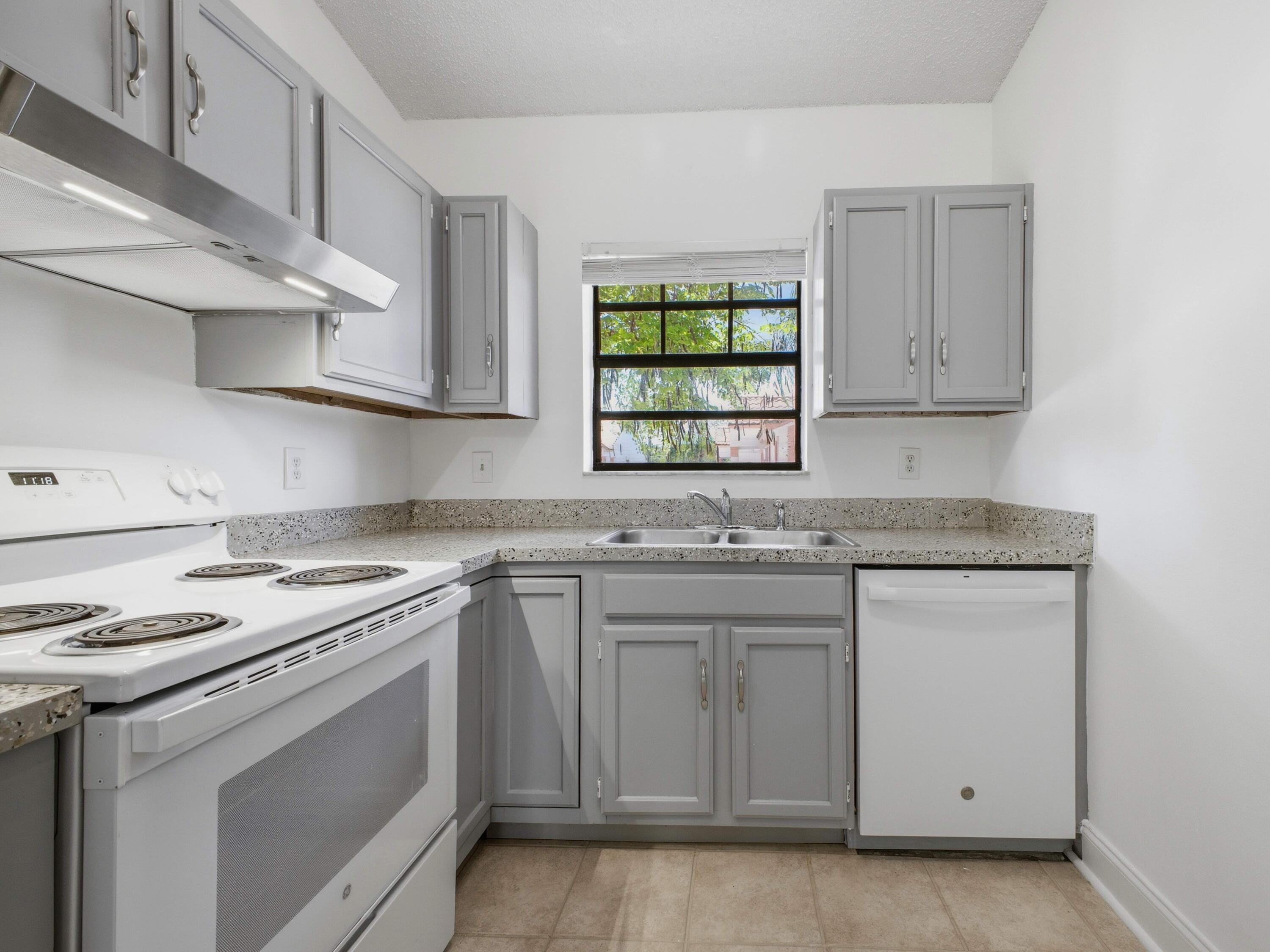 321 Norwood Terrace, Unit N221 Boca Raton, FL 33431 - Photo 9 of 36 Kitchen