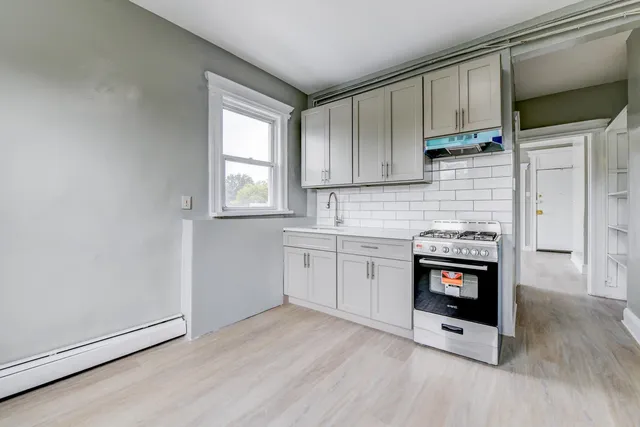 $1,995 | 200 Nunda Avenue, Unit 3R, Jersey City, NJ 07306