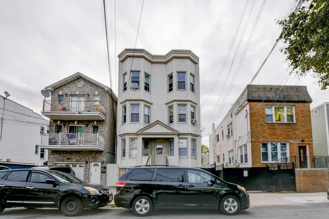 $1,995 | 200 Nunda Avenue, Unit 3R, Jersey City, NJ 07306