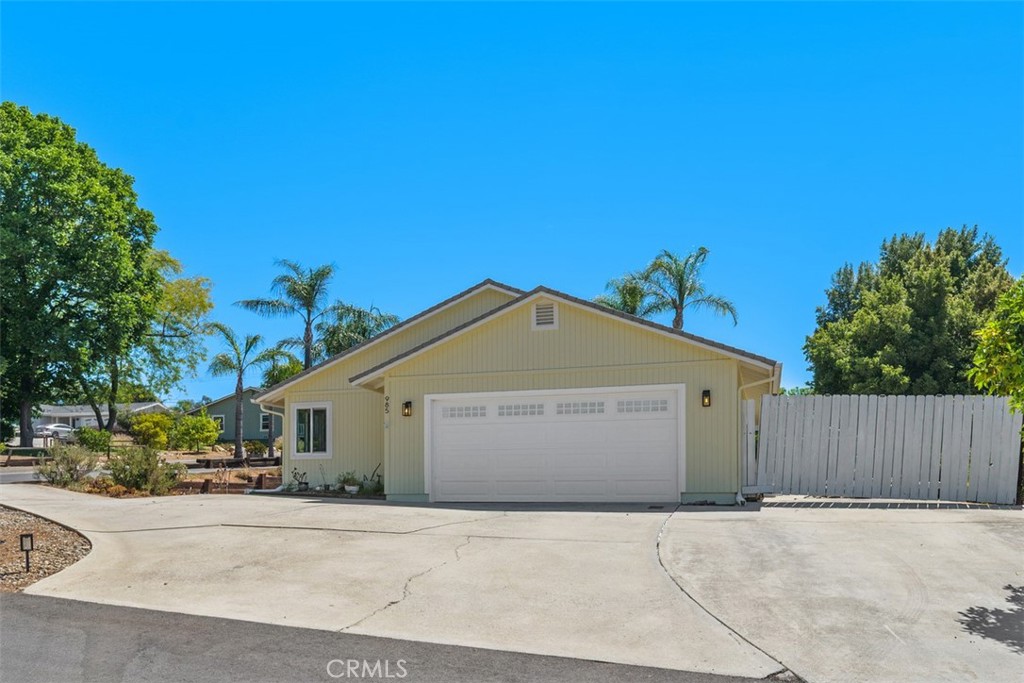 985 North Main Avenue Fallbrook, CA 92028 - Photo 2 of 30