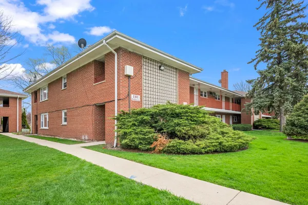 $155,000 | 1101 Holiday Lane, Unit 10, Des Plaines, IL 60016