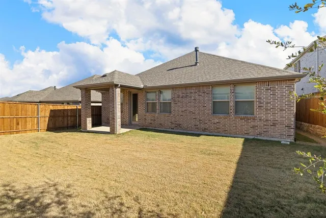 a view of an house with backyard