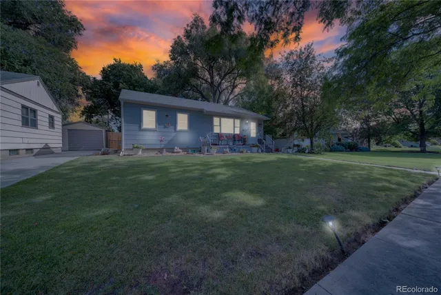 a view of a house with a yard