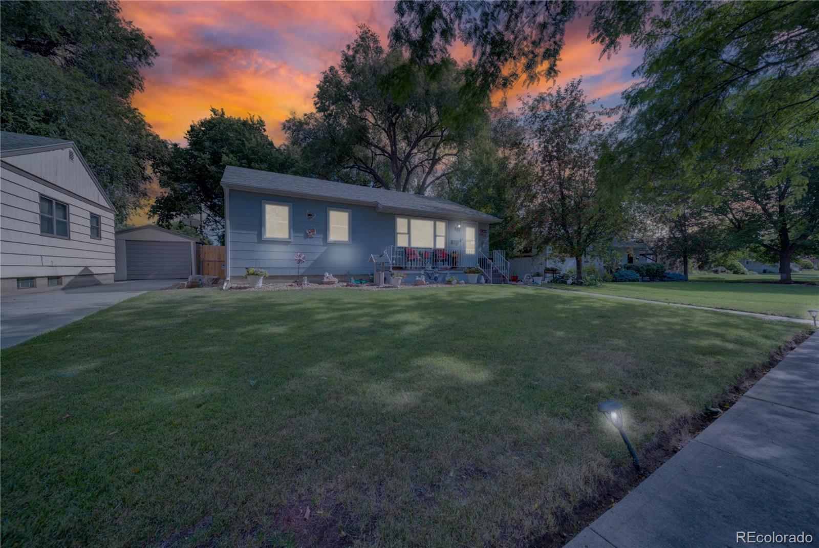 a view of a house with a yard