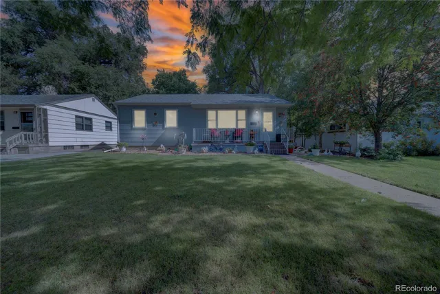 a view of a yard in front of a house