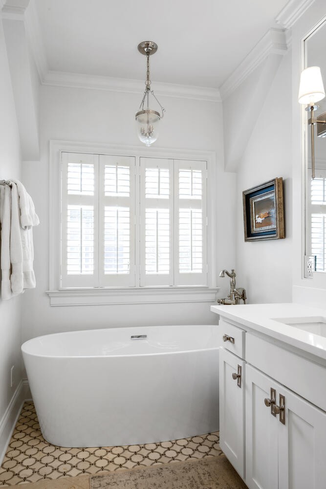 4018 Valley Road Nashville, TN 37205 - Photo 25 of 39 a bathroom with a bathtub and a sink