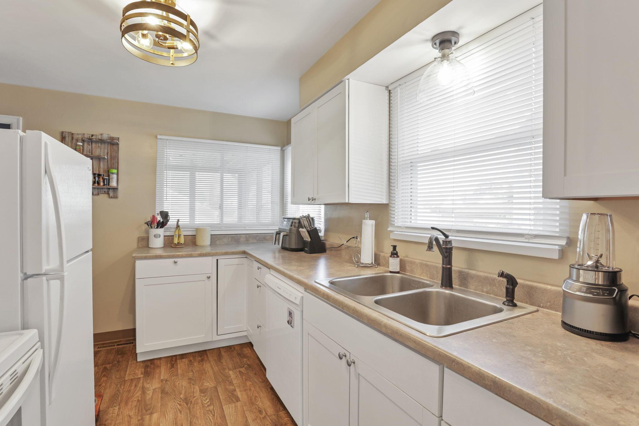 892 Wiltshire Road Columbus, OH 43204 - Photo 11 of 34 Kitchen 1