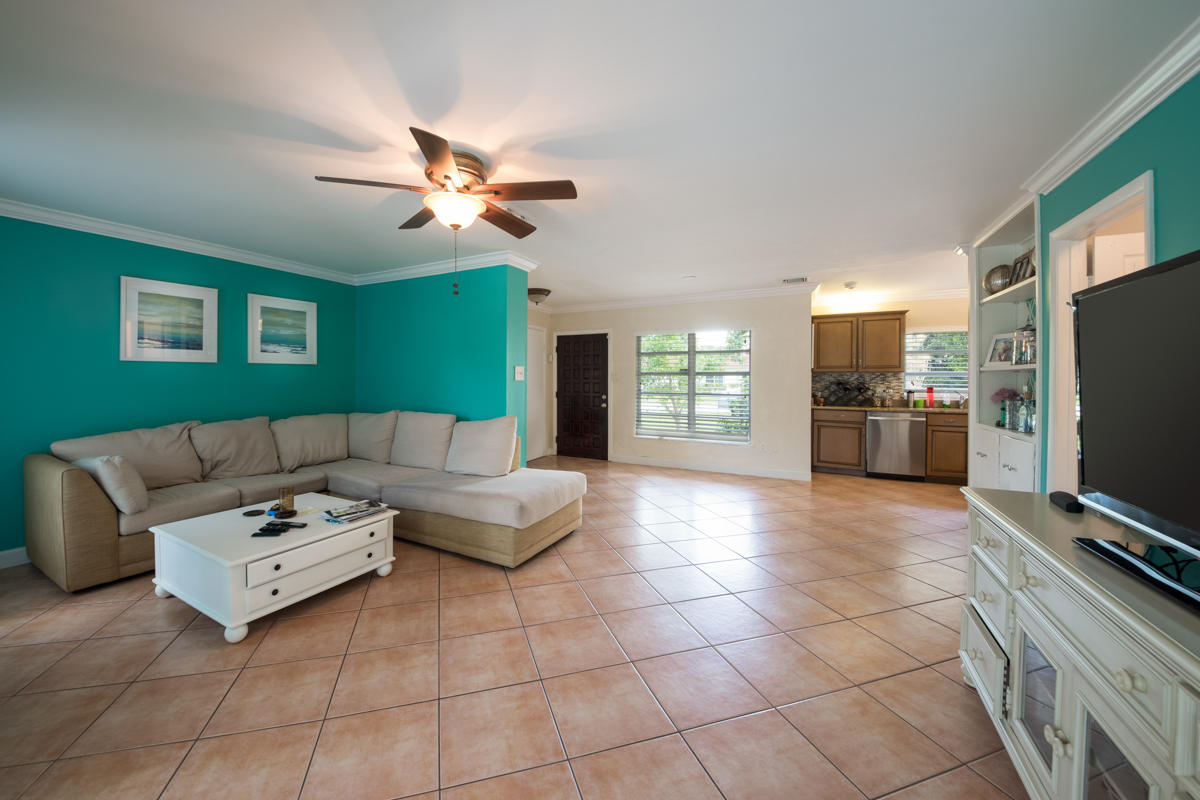 19 Forest Hills Ln Living 2