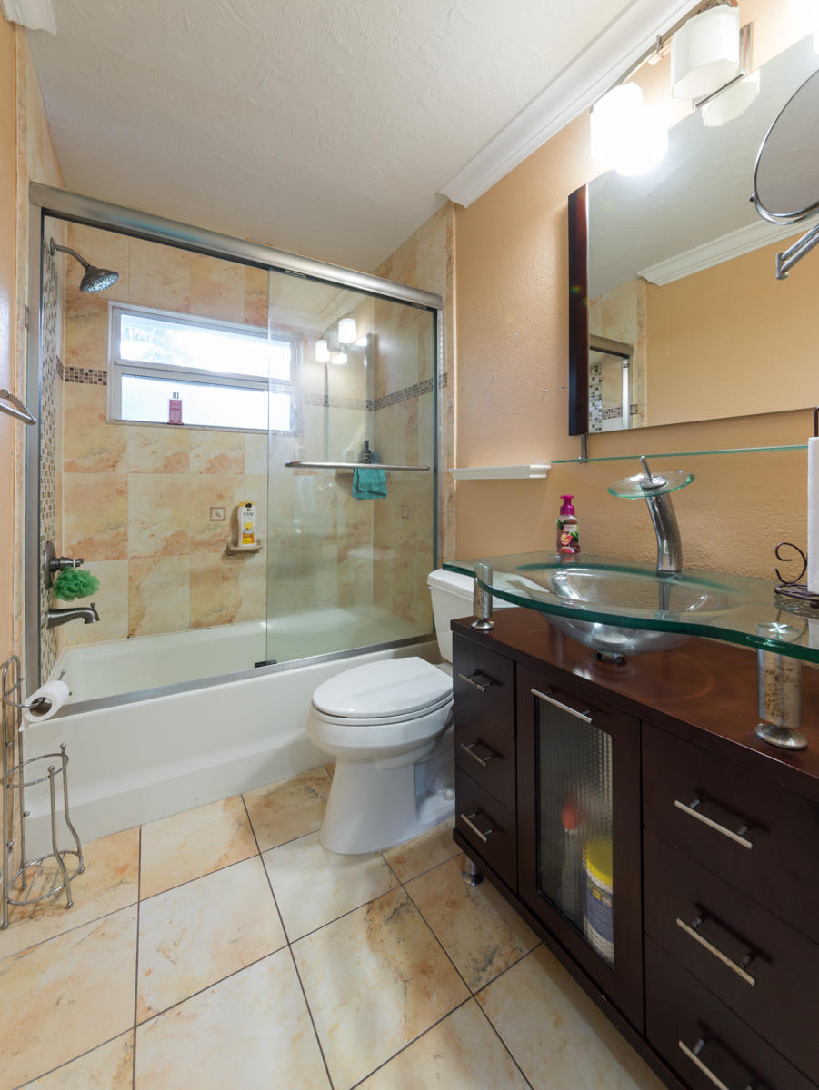 19 Forest Hills Lane Boca Raton, FL 33431 - Photo 10 of 19 19 Forest Hills Ln Guest Bath 1