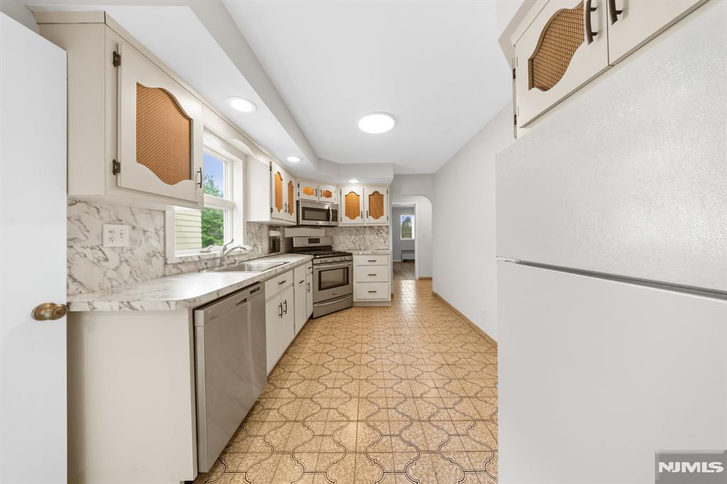 271 Travers Place Lyndhurst, NJ 07071 - Photo 10 of 50