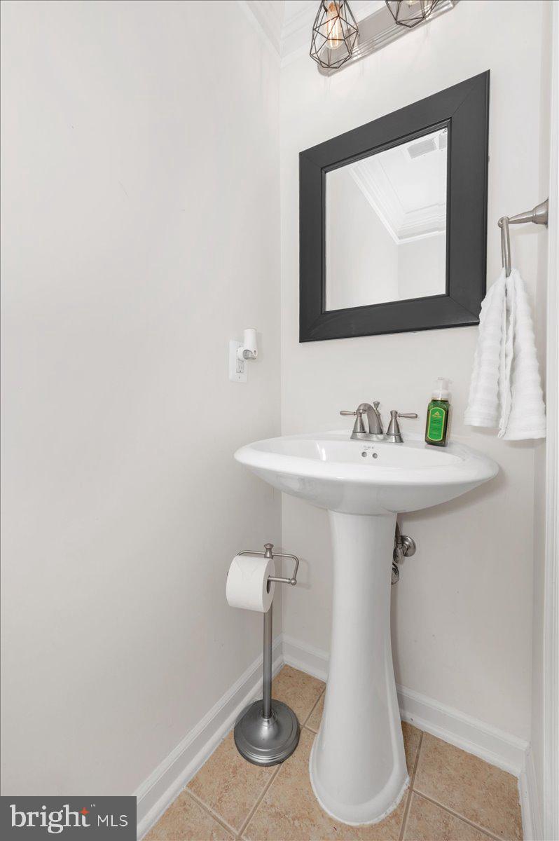 12436 North Welty Road Waynesboro, PA 17268 - Photo 49 of 60 Lowest level powder room