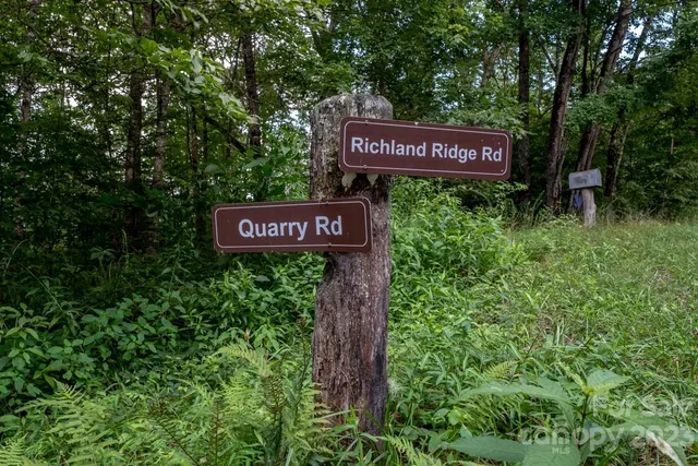 a sign that is sitting on a brick wall