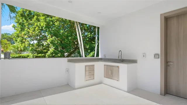 a view of entryway with a front door