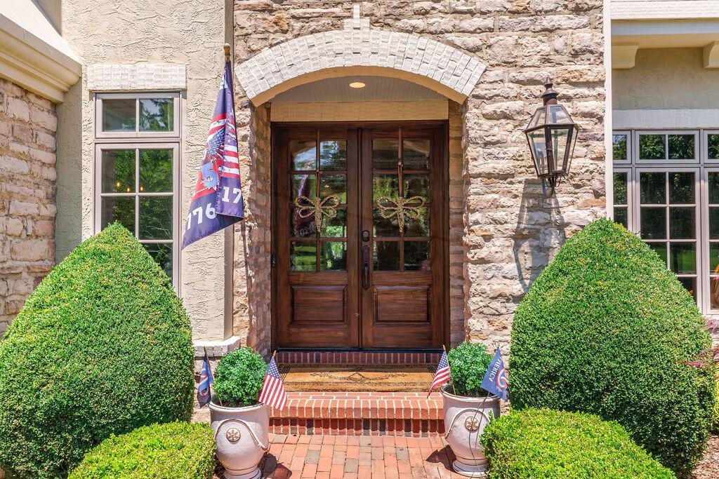 2462 Lane Road Columbus, OH 43220 - Photo 2 of 80 Entryway