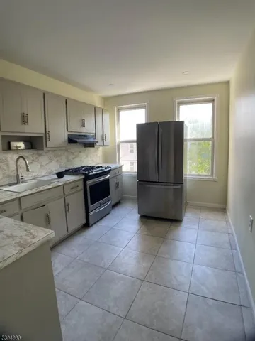 $2,500 | 174 North 17th Street, Unit 2, East Orange, NJ 07017