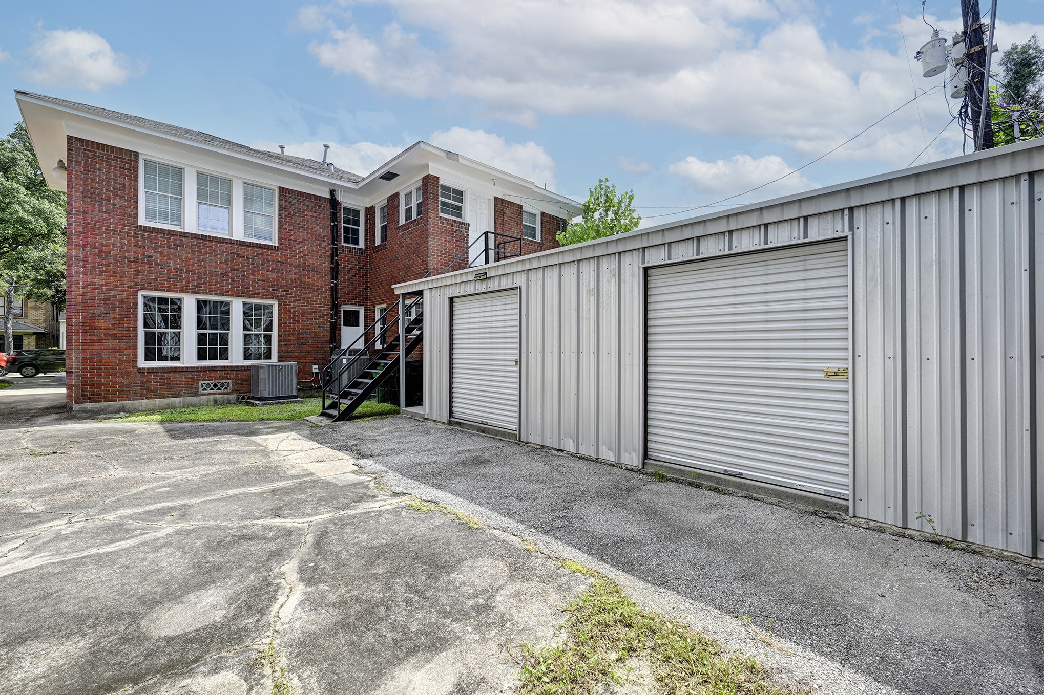512 West Pierce Street Houston, TX 77019 - Photo 19 of 21 Garage warehouse behind the home.